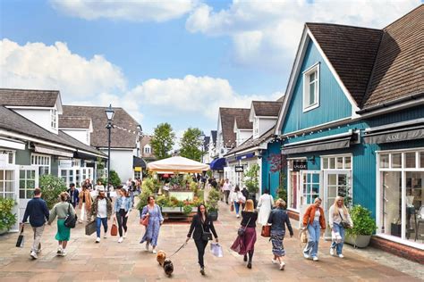 bicester shopping village opening times.